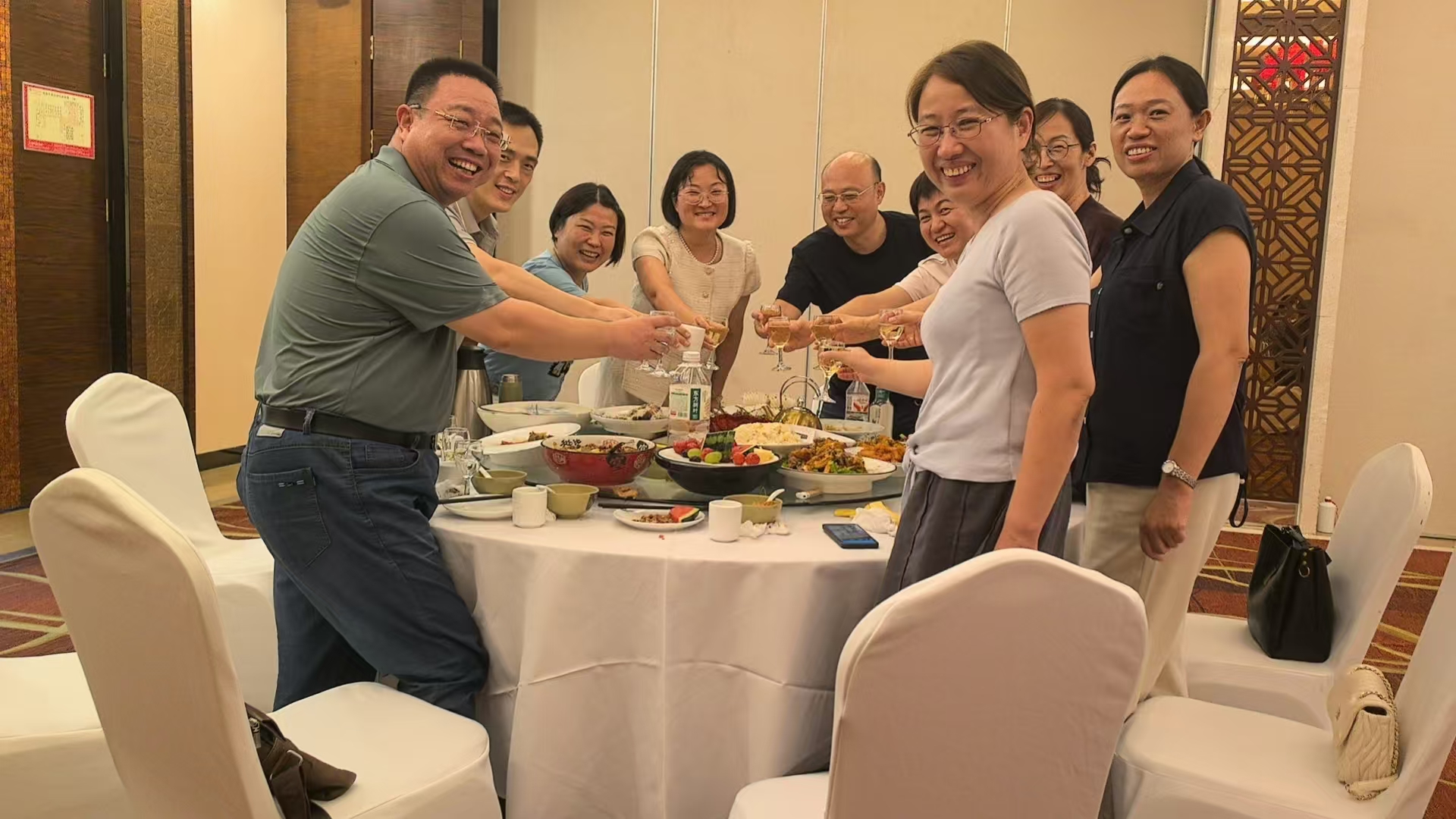立波立祥与女同学喝酒_20250804081613.jpg