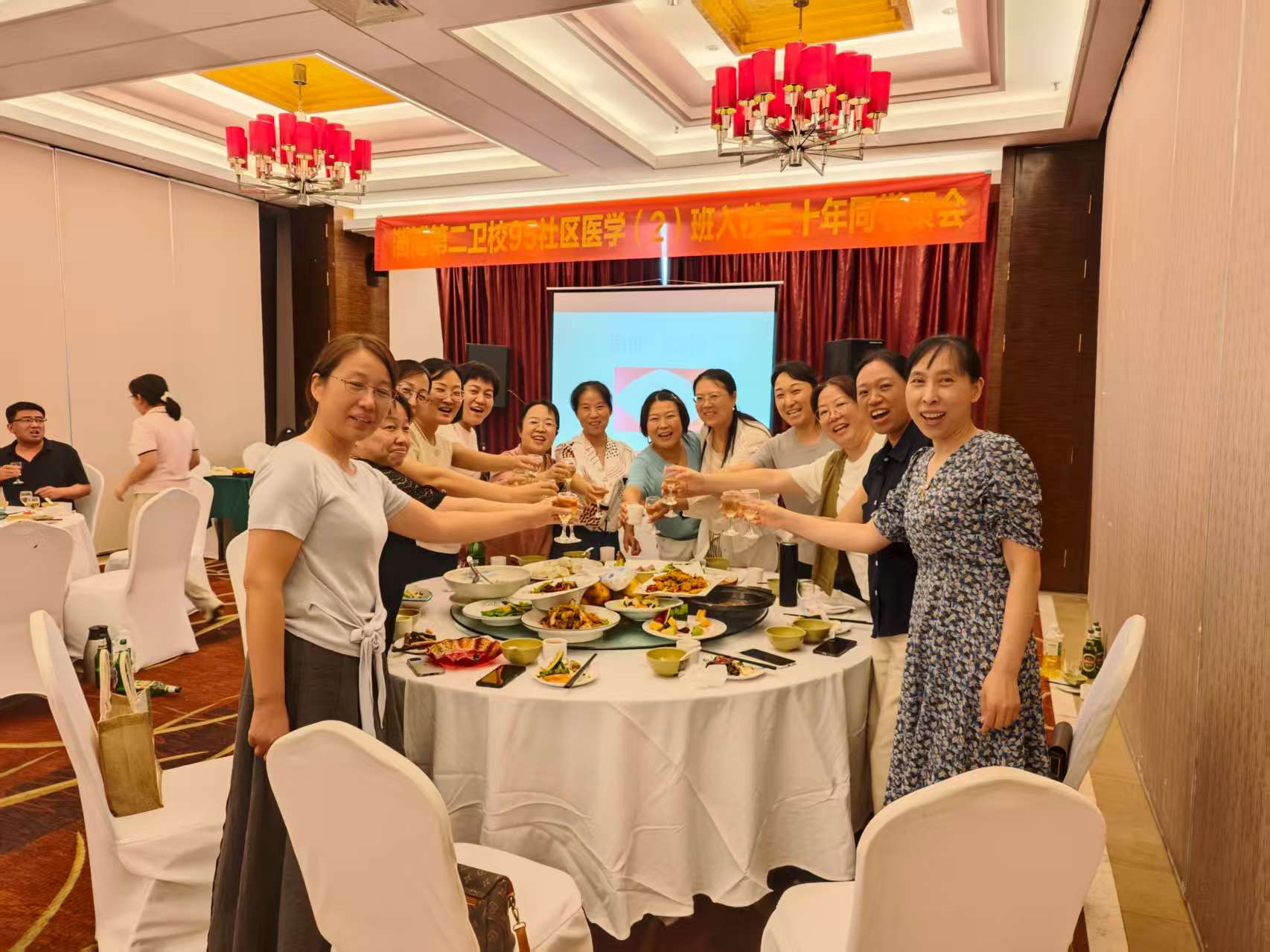 女同学喝酒大合影_20250804081556.jpg